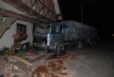 Spoza miasta: Cieżarówka uderzyła w dom w Owieczkach (zdjęcia)