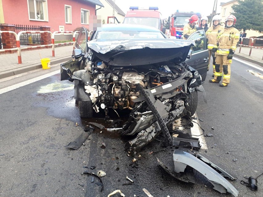 Zderzenie dwóch pojazdów na drodze krajowej nr 32 w Rostarzewie 