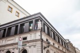 Kraków. Rzeźba Miedzianny w hołdzie dla krakowskich przekupek stanęła na fasadzie Pałacu Krzysztofory