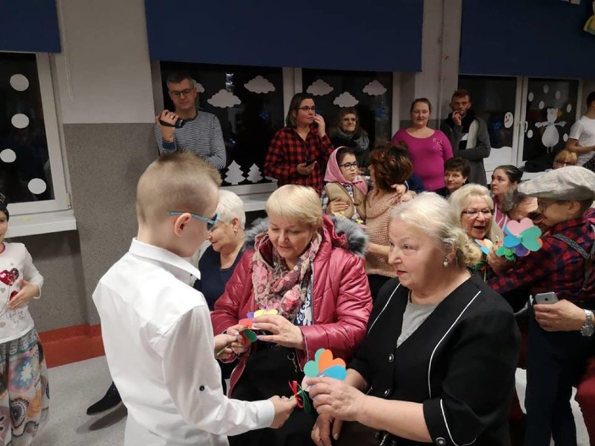 Łzy wzruszenia w oczach babć i dziadków, czyli obchody ich święta w SP nr 3, w Sycowie