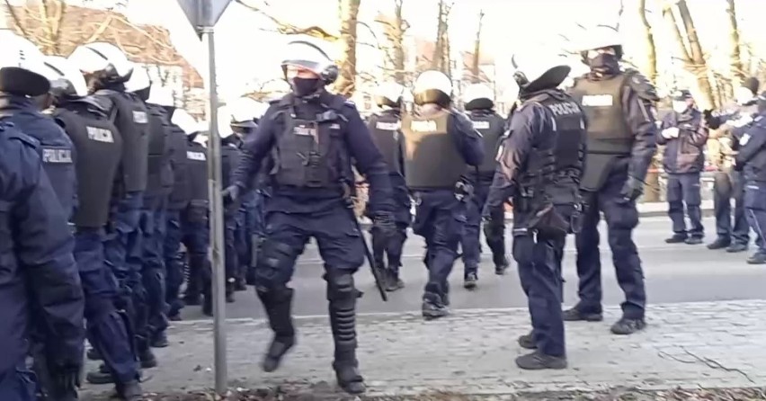 Na miejsce skierowano 200 policjantów.