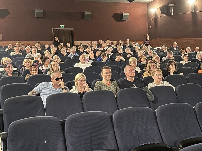 Widzowie na seansie filmu "Pavarotti" w Kinie Moskwa w...