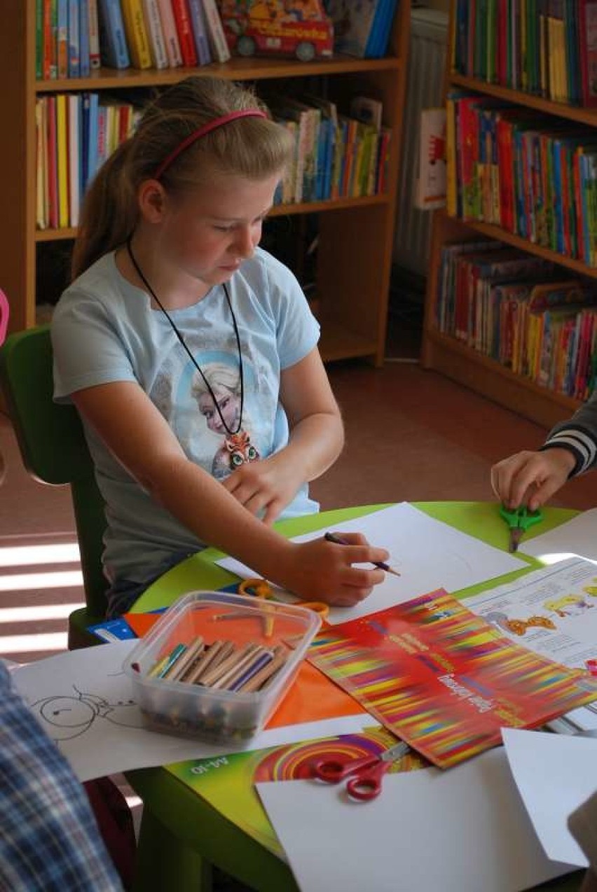 Podczas wakacyjnych warsztatów w Bibliotece Publicznej w...