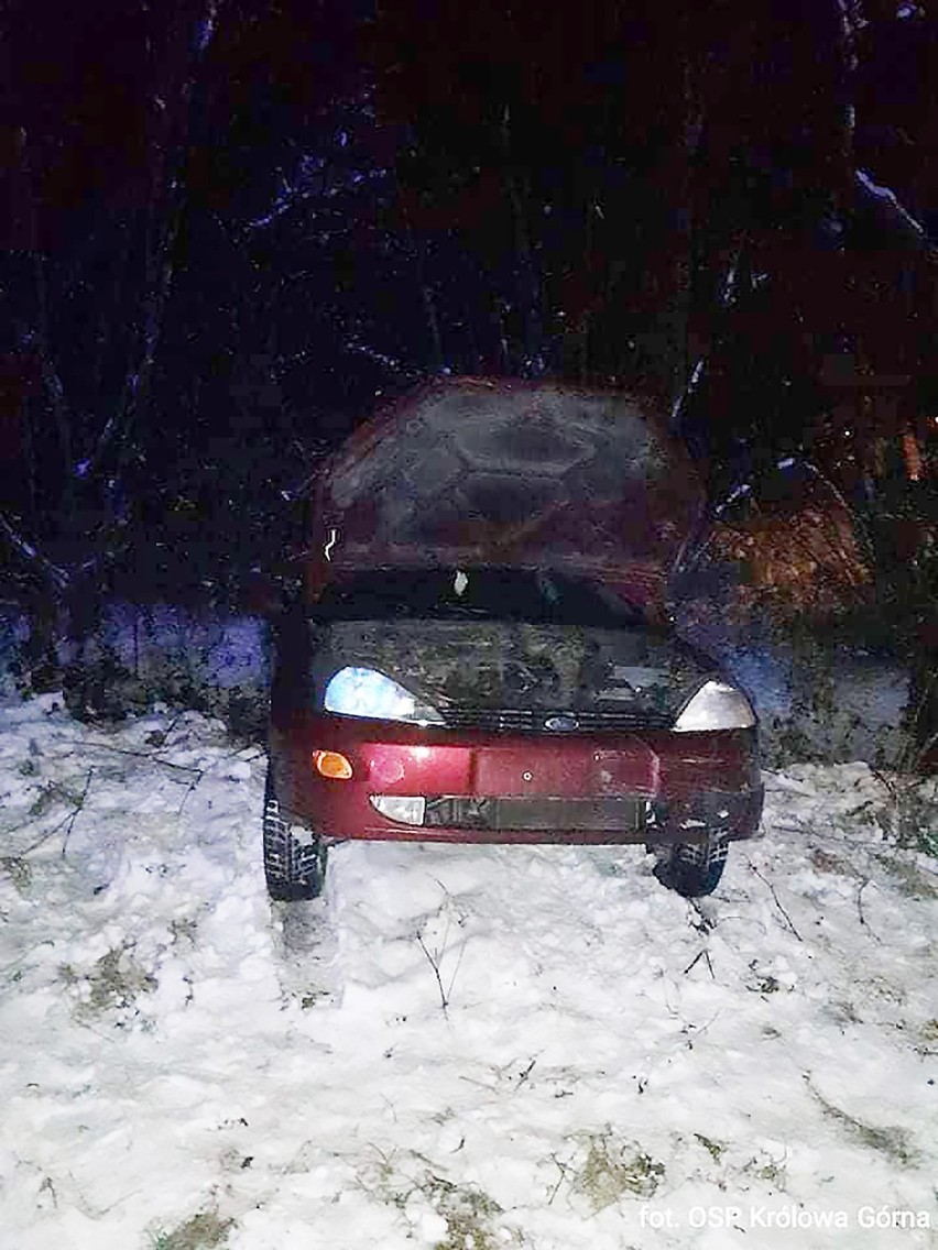 Nieopodal Nowego Sącza auto wypadło z drogi i zawisło nad potokiem