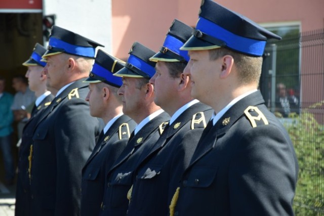 Nowy Dwór Gdański. 25-lecie powołania Państwowej Straży Pożarnej oraz tradycyjny Dzień Strażaka obchodzili strażacy zawodowi z miejscowej jednostki. Podczas uroczystości strażacy otrzymali odznaczenia, awanse oraz wyróżnienia.