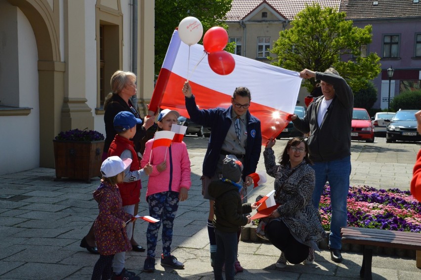 W Dzień Flagi stworzyli jej żywy odpowiednik na rynku [ZDJĘCIA]