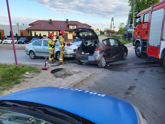 Do zderzenia trzech samochodów w Opocznie doszło na skrzyżowaniu Inowłodzkiej, Św. Łukasza i Granicznej