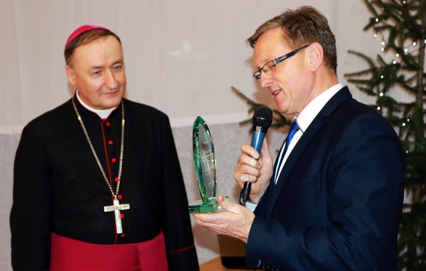 Biskup tarnowski Andrzej Jeż Przyjacielem Beskidu Sądeckiego. Wzruszony dziękował za tytuł i statuetkę [ZDJĘCIA, WIDEO]