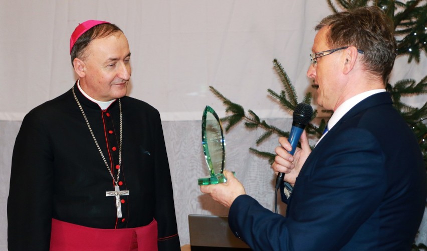 Biskup tarnowski Andrzej Jeż Przyjacielem Beskidu Sądeckiego. Wzruszony dziękował za tytuł i statuetkę [ZDJĘCIA, WIDEO]