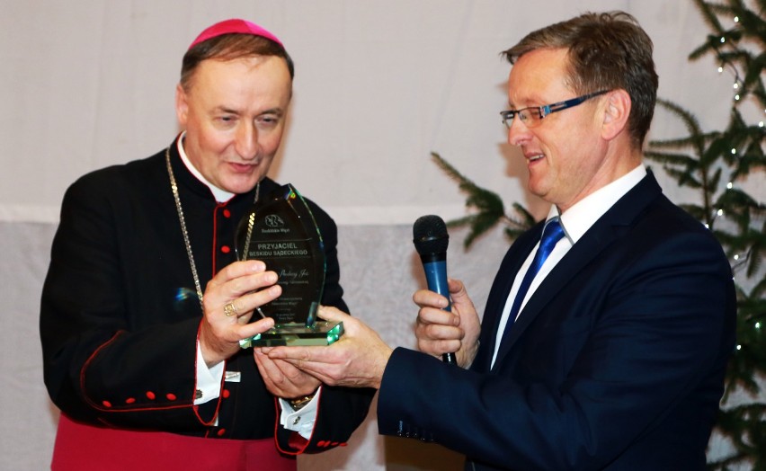 Biskup tarnowski Andrzej Jeż Przyjacielem Beskidu Sądeckiego. Wzruszony dziękował za tytuł i statuetkę [ZDJĘCIA, WIDEO]