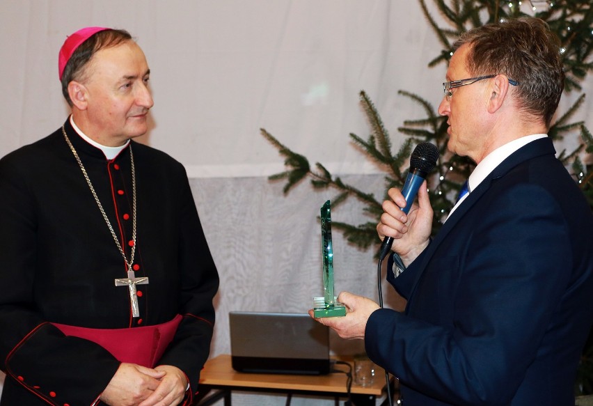 Biskup tarnowski Andrzej Jeż Przyjacielem Beskidu Sądeckiego. Wzruszony dziękował za tytuł i statuetkę [ZDJĘCIA, WIDEO]