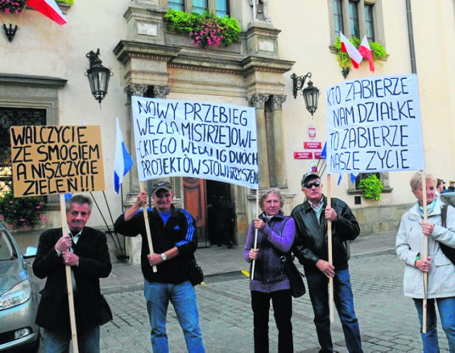 Działkowcy z Zesławic pojawili się przed magistratem z transparentami