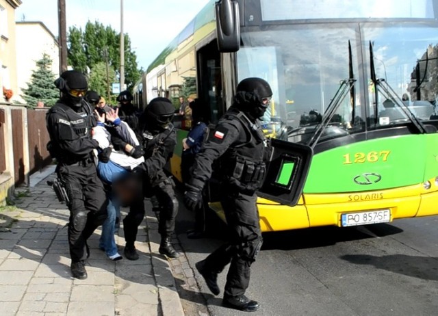 Nożownik w autobusie linii 82: akcja policji