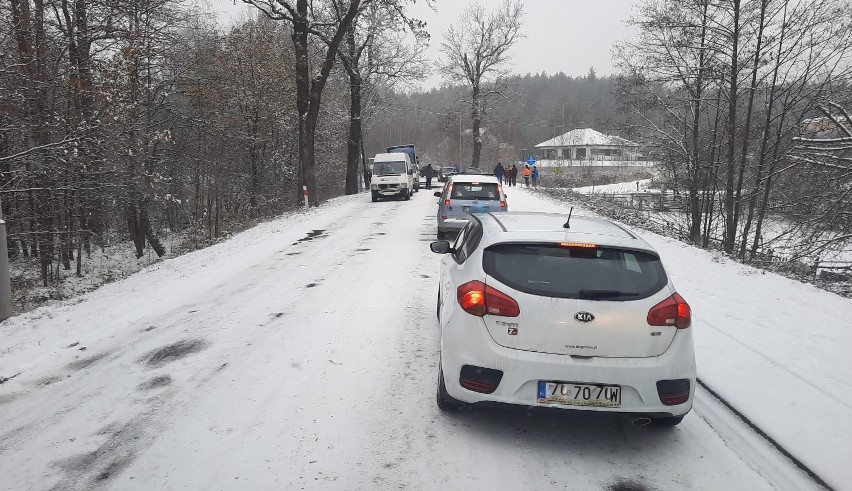 Z powodu opadów śniegu droga do żarskich Kunic była bardzo długo zablokowana. Gdzie byli drogowcy?