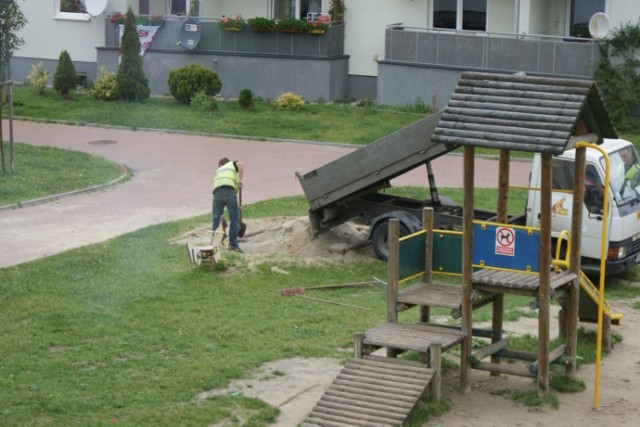 -&nbsp;Administrator nie pokwapił się, żeby wcześniej naprawić spróchniałe obudowy - żalą się mieszkańcy.