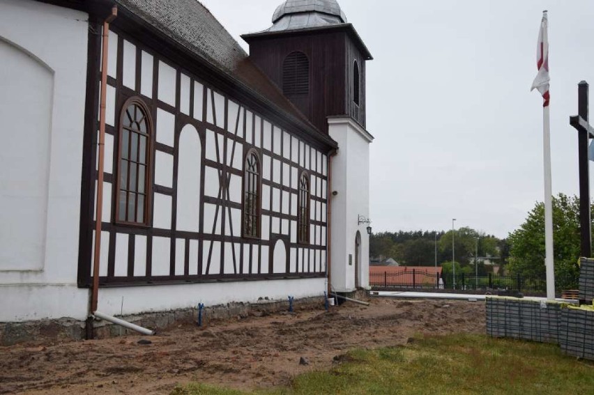 Rewitalizacja terenu przy kościele pw. Św. Mikołaja Biskupa w Skokach