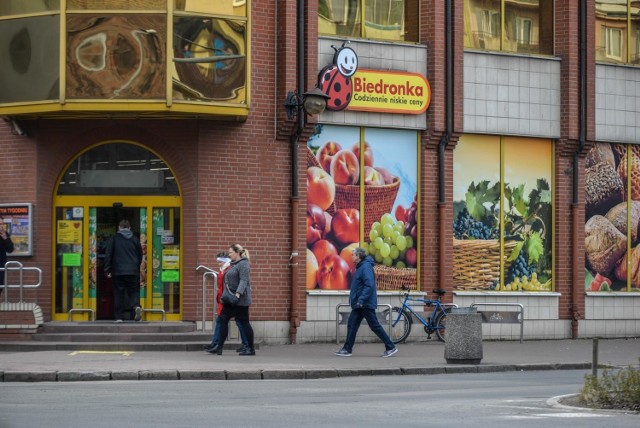 Wydłużone godziny otwarcia mają skrócić kolejki klientów do sklepów.