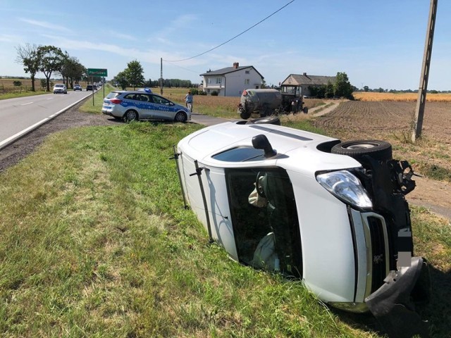 Peugeot wjechał do rowu i wywrócił się na bok po zderzeniu z ciągnikiem rolniczym w Pikutkowie