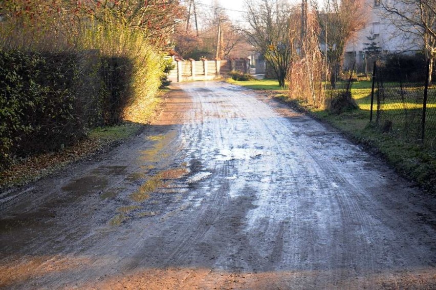 Mieszkańcy narzekają, że idąc do domu toną po kostki w...