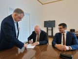 Podpisanie aktu notarialnego przez Burmistrza Maszewa dla Społecznej Inicjatywy Mieszkaniowej KZN Bałtyk