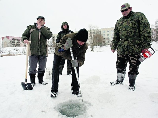 W Lasku Złotoryjskim wędkarze wycinali przeręble