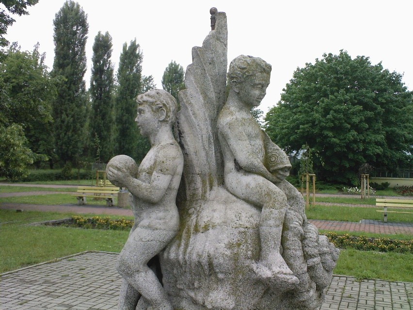Rzeźba ogrodowa w pobilżu egzotarium przy ul. Piłsudskiego....