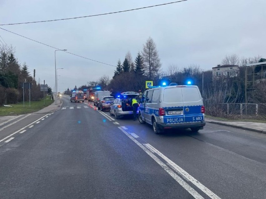 W Starachowicach renault najechało na radiowóz. Dwie osoby w szpitalu. Utrudnienia na krajowej trasie numer 42