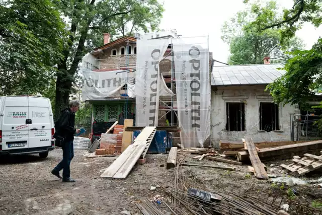 W 2026 roku Kossakówka zaprosi na pierwszą wystawę poświęconą artystycznej rodzinie, dziś to jeszcze plac budowy. Zajrzeliśmy do remontowanego budynku