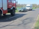 Zderzenie dwóch aut przy lesie Jelonek, na trasie Gniezno - Niechanowo. Ruch odbywa się wahadłowo 