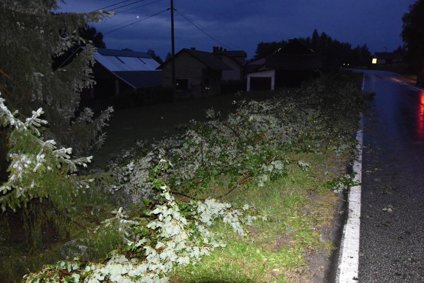 Gorlickie. Burze nad regionem. Najtrudniejsza sytuacja w Binarowej i Racławicach. Wichura zniszczyła dachy na budynkach