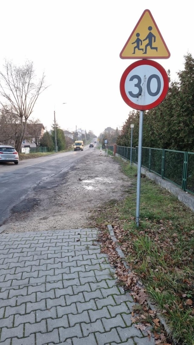 Na ulicy Łanowej, którą dzieci chodzą do szkoły nie ma chodnika. Rodzice domagają się ułożenia płytek. 

Zobacz kolejne zdjęcia