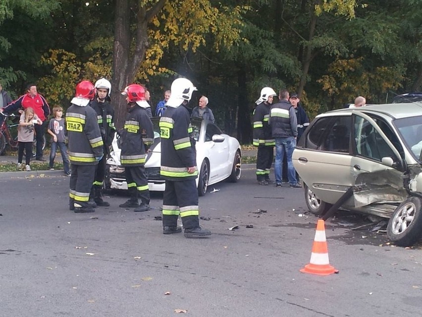 Wypadek w Jarocinie: Zderzenie dwóch samochodów na ulicy...