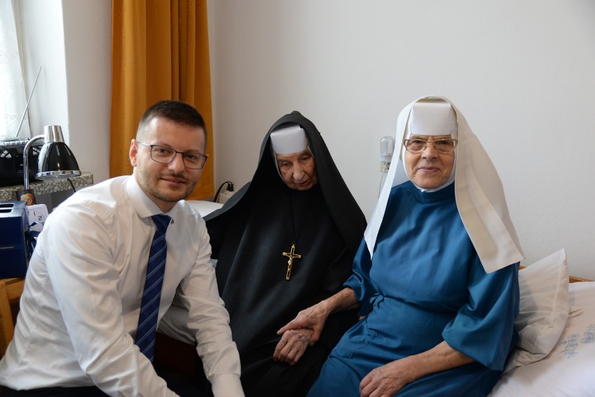 Na 105. urodziny siostra Adamina zaprosiła do domu zakonnego...
