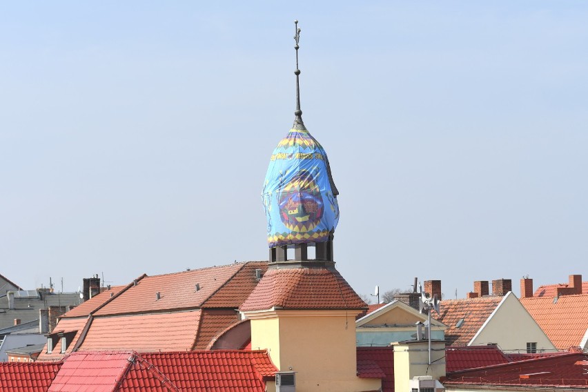 Na wieży ratusza w Żarach pojawiła się ogromna pisanka.