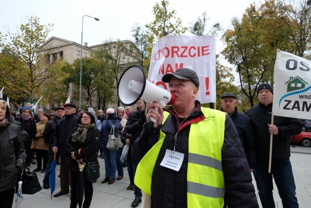 "Otwórzcie nam most" - pikieta mieszkańców Wronek przed Urzędem Wojewódzkim w Poznaniu