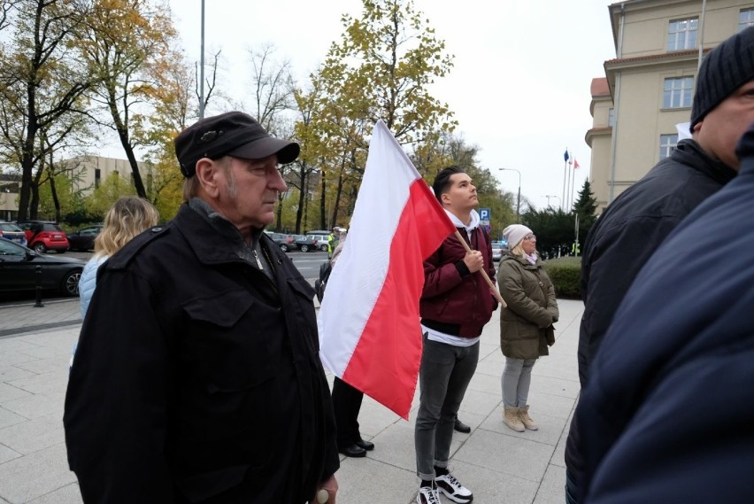 "Otwórzcie nam most" - pikieta mieszkańców Wronek przed...