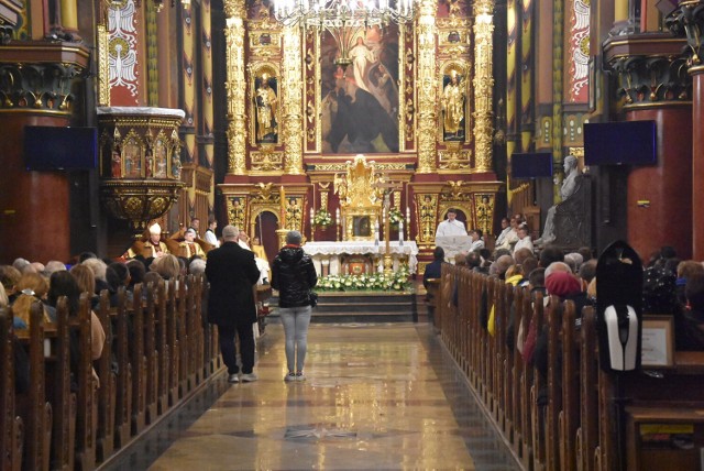 Wigilia Paschalna jest najważniejszą mszą w kalendarzu kościoła katolickiego. Zobacz kolejne zdjęcia. Przesuń w prawo - wciśnij strzałkę lub przycisk NASTĘPNE
