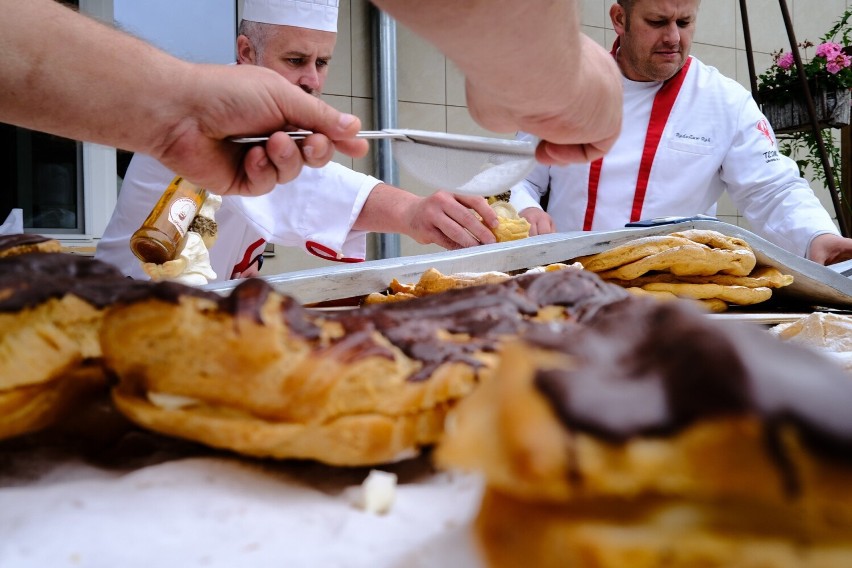 Cukiernicy z Rzeszowa upiekli ponad 2-metrową karpatkę na I festiwal kulinarny "Karpaty na widelcu"  