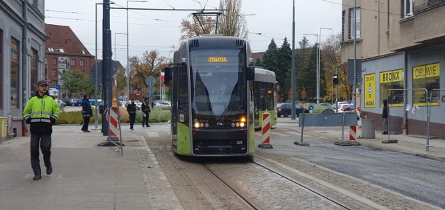 Tramwaje zaczną jeździć w okolice dworca od stycznia 2024. Na razie torowisko przeszło test. Wypadł on pozytywnie.