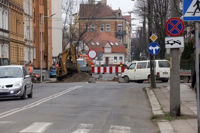 Trwa przebudowa przejścia dla pieszych na ulicy Hutników w Legnicy, zdjęcia