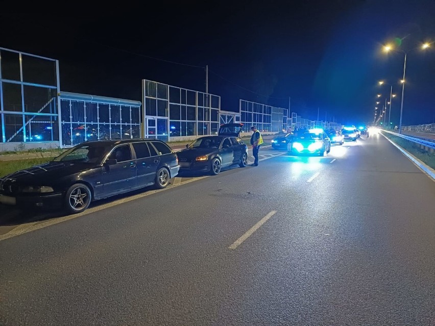 Krakowscy policjanci przeciwdziałają nielegalnym wyścigom. 50 aut skontrolowanych