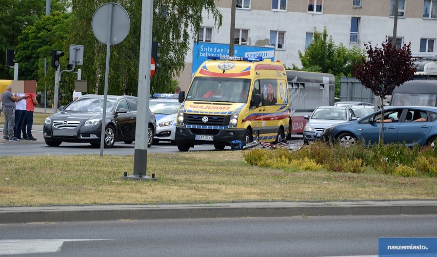 Wypadek na ulicy Kruszyńskiej we Włocławku. Opel potrącił rowerzystkę [zdjęcia]
