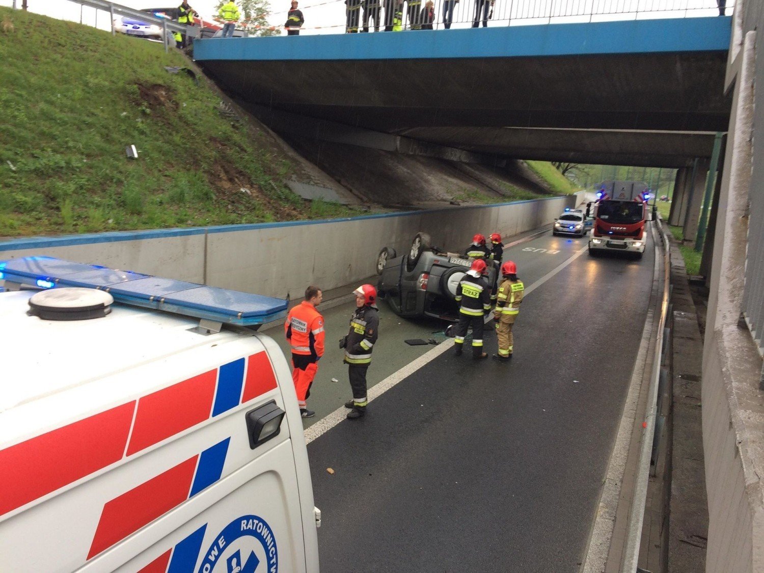 Wypadek w Sosnowcu. Samochód spadł z wiaduktu ZDJĘCIA