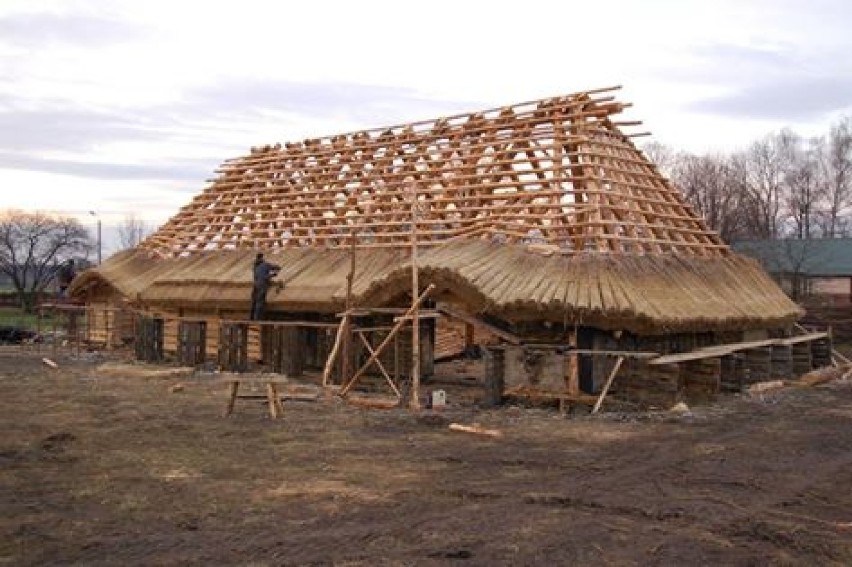Wioska Gotów w Masłomęczu: chata prawie odbudowana