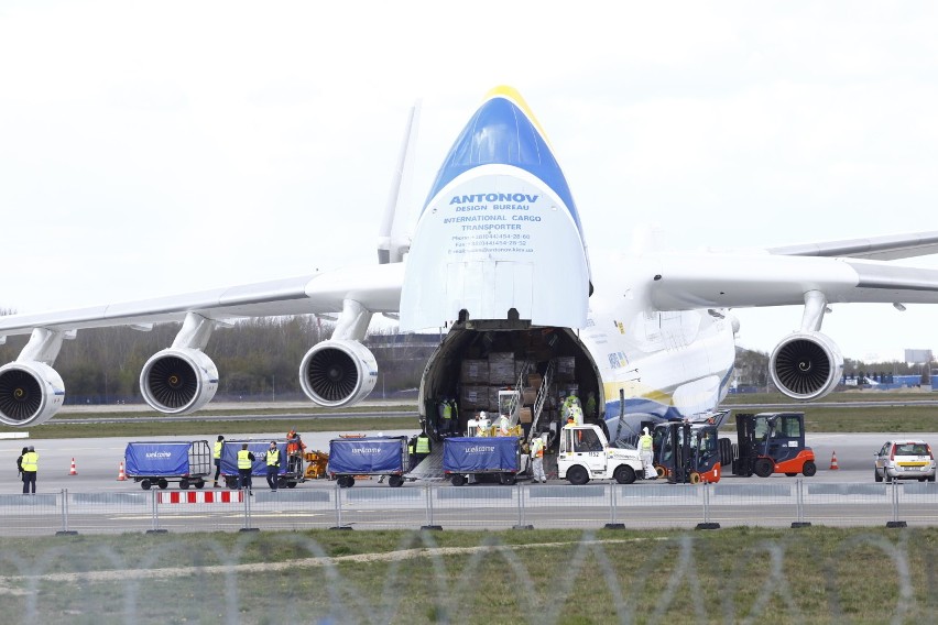 Rozpakowywanie An-225 na lotnisku Chopina. Ile sprzętu naprawdę przywiózł do Polski? 400 ton, a może tylko 80?