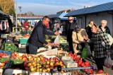 Targowisko przy ulicy Holenderskiej w Lesznie. Zobacz ceny owoców i warzyw na popularnym targowisku ZDJĘCIA