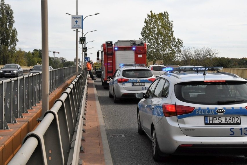 Wypadek w Kielcach. Karambol czterech aut na wiadukcie ulicy Krakowskiej. Cztery osoby, w tym dwoje dzieci, trafiły do szpitala