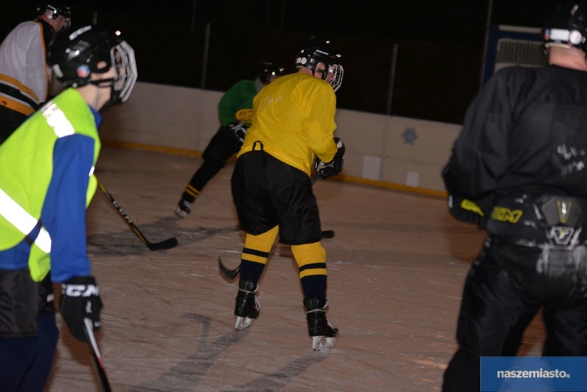 Grają w hokeja na lodowisku OSiR przy Hali Mistrzów we Włocławku [zdjęcia]