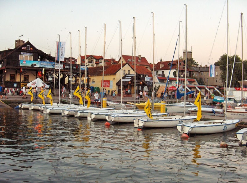 Port wyposażony jest w keje z doprowadzonym prądem i wodą....