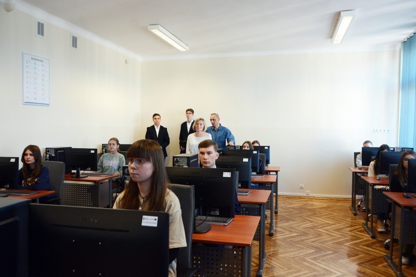 I LO w Radomsku ma nową pracownię informatyczną. Sprzęt i szkolenia w ramach projektu "Cyfrowa szkoła". ZDJĘCIA